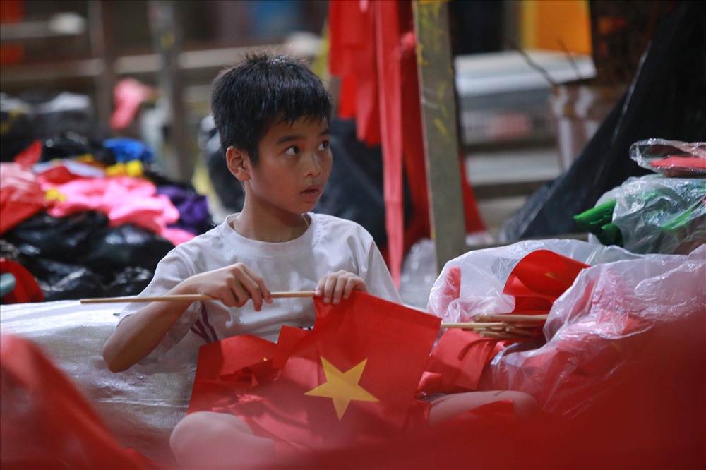 Tất bật, rộn ràng trong gia đình 4 đời may cờ Tổ quốc trước Quốc khánh 2.9