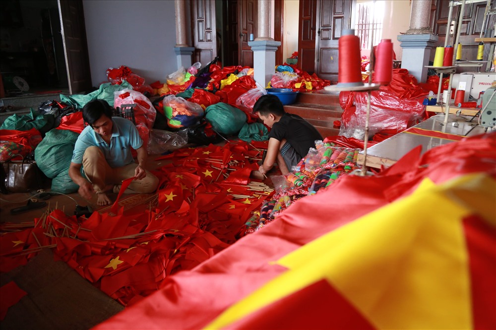 Tất bật, rộn ràng trong gia đình 4 đời may cờ Tổ quốc trước Quốc khánh 2.9