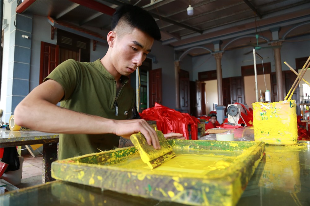 Tất bật, rộn ràng trong gia đình 4 đời may cờ Tổ quốc trước Quốc khánh 2.9