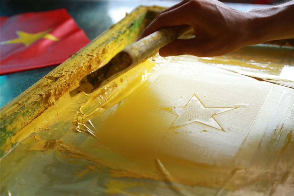 Tất bật, rộn ràng trong gia đình 4 đời may cờ Tổ quốc trước Quốc khánh 2.9