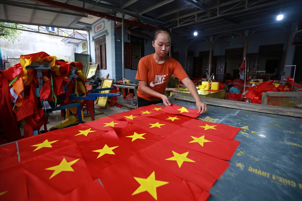 Tất bật, rộn ràng trong gia đình 4 đời may cờ Tổ quốc trước Quốc khánh 2.9