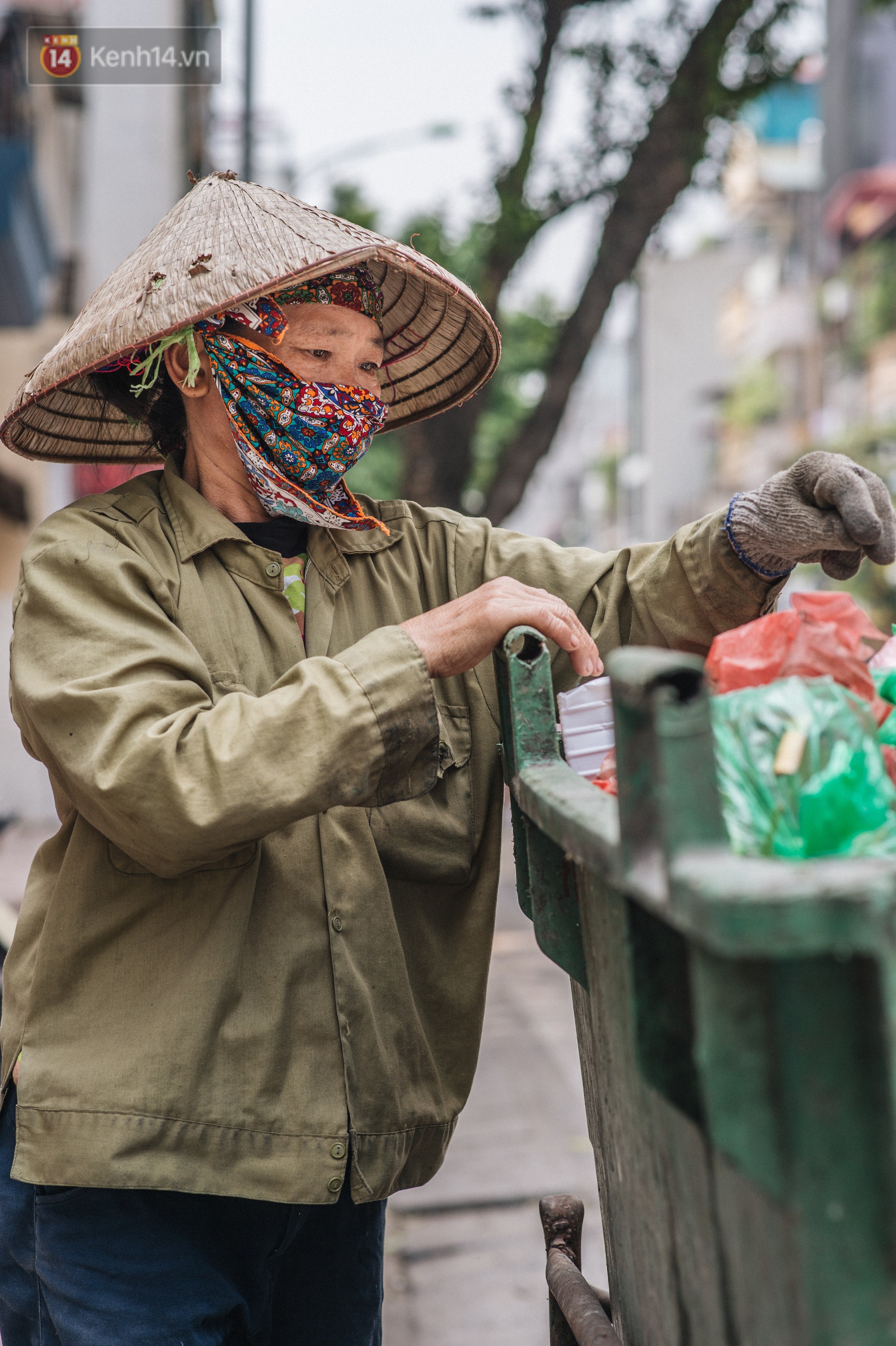Một ngày đạp xe nhặt rác của người mẹ nghèo nuôi 3 cô con gái đỗ Đại học