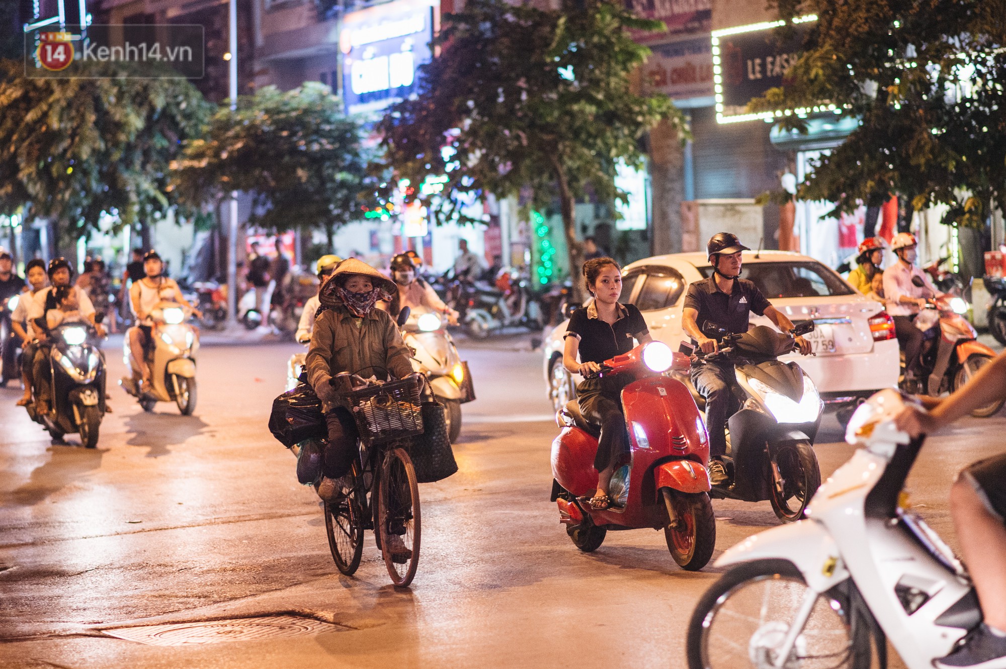 Một ngày đạp xe nhặt rác của người mẹ nghèo nuôi 3 cô con gái đỗ Đại học