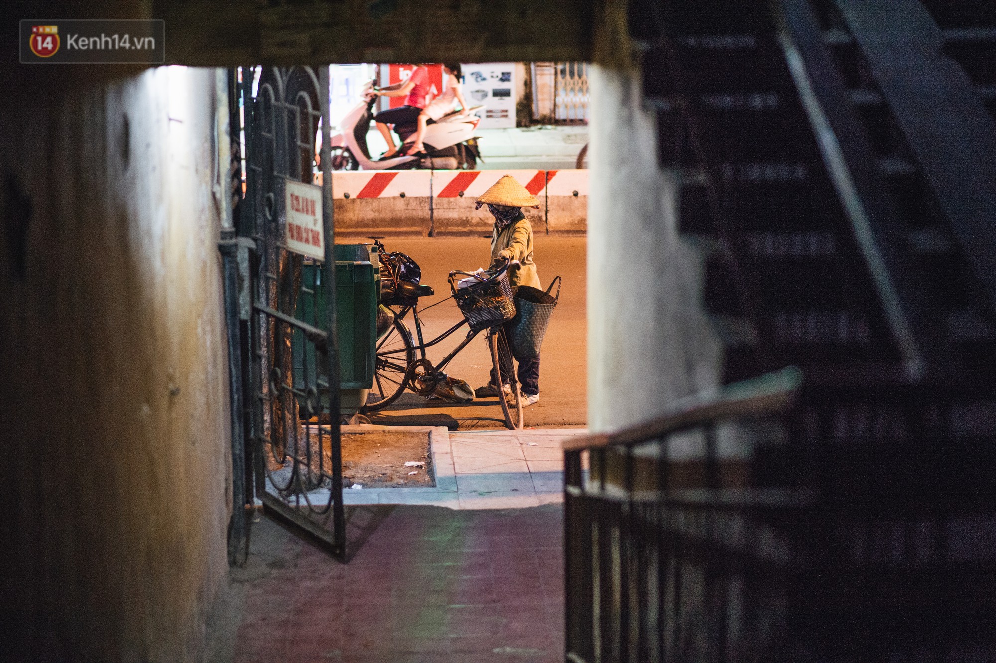 Một ngày đạp xe nhặt rác của người mẹ nghèo nuôi 3 cô con gái đỗ Đại học