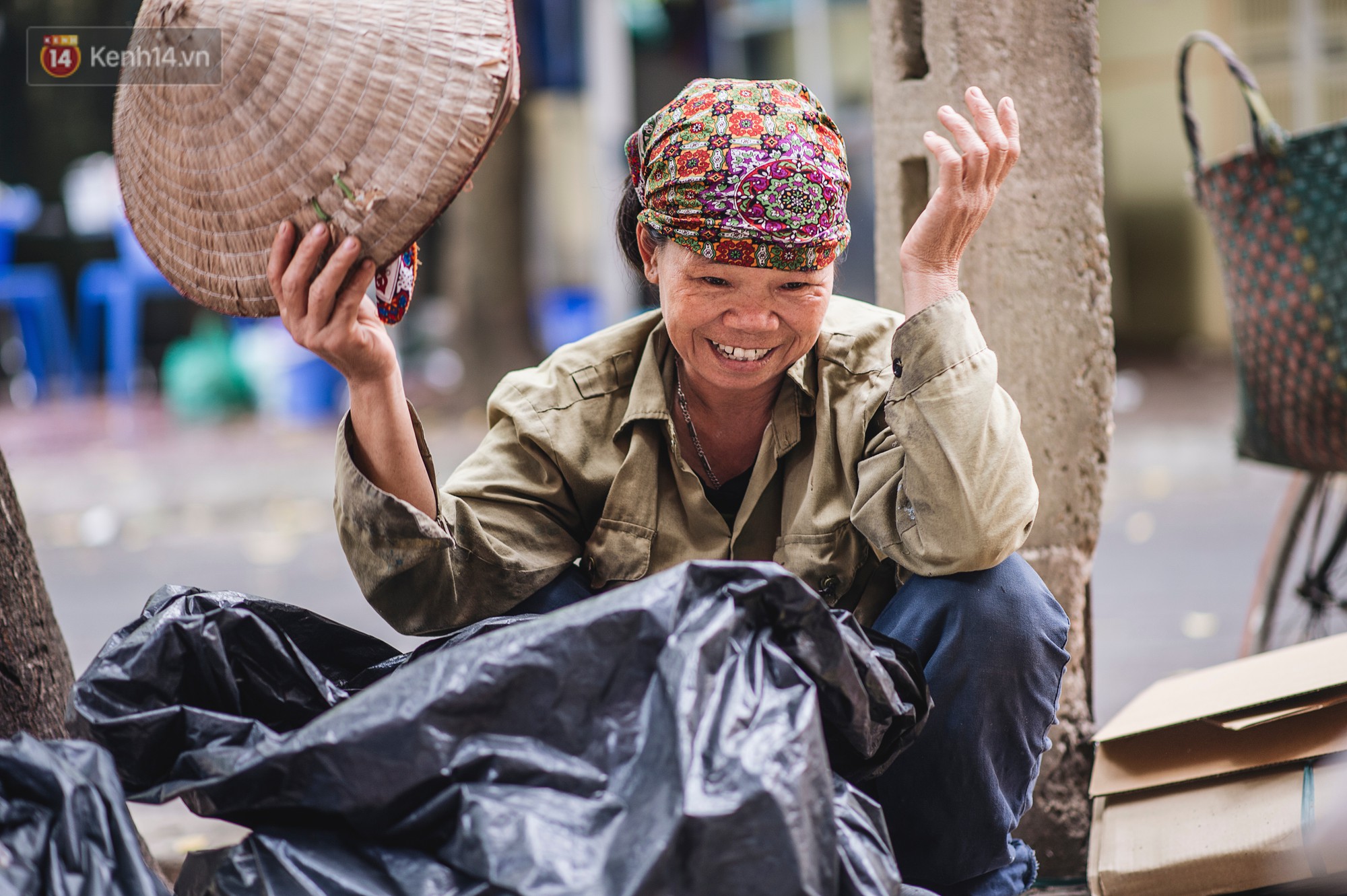 Một ngày đạp xe nhặt rác của người mẹ nghèo nuôi 3 cô con gái đỗ Đại học