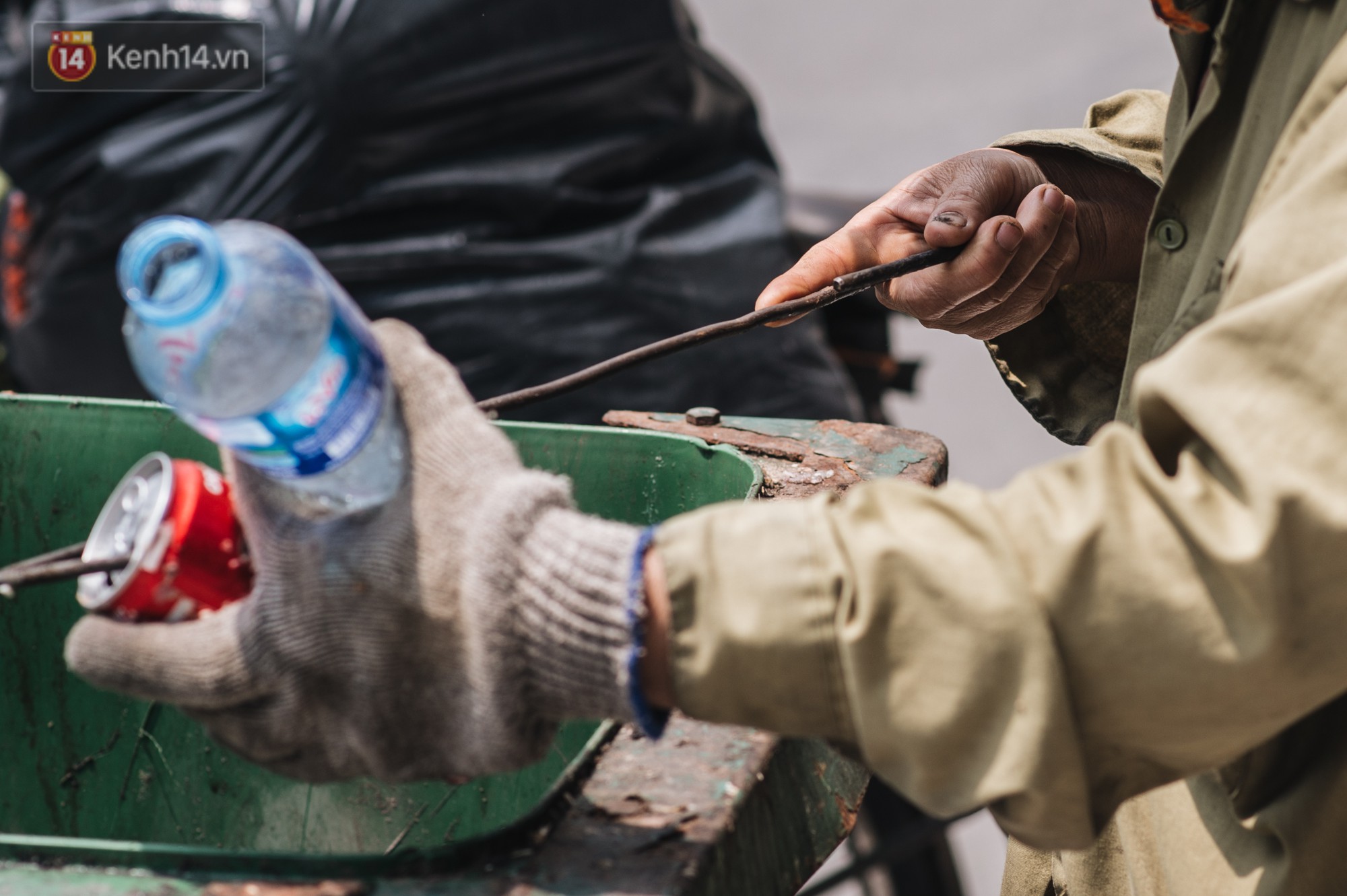 Một ngày đạp xe nhặt rác của người mẹ nghèo nuôi 3 cô con gái đỗ Đại học