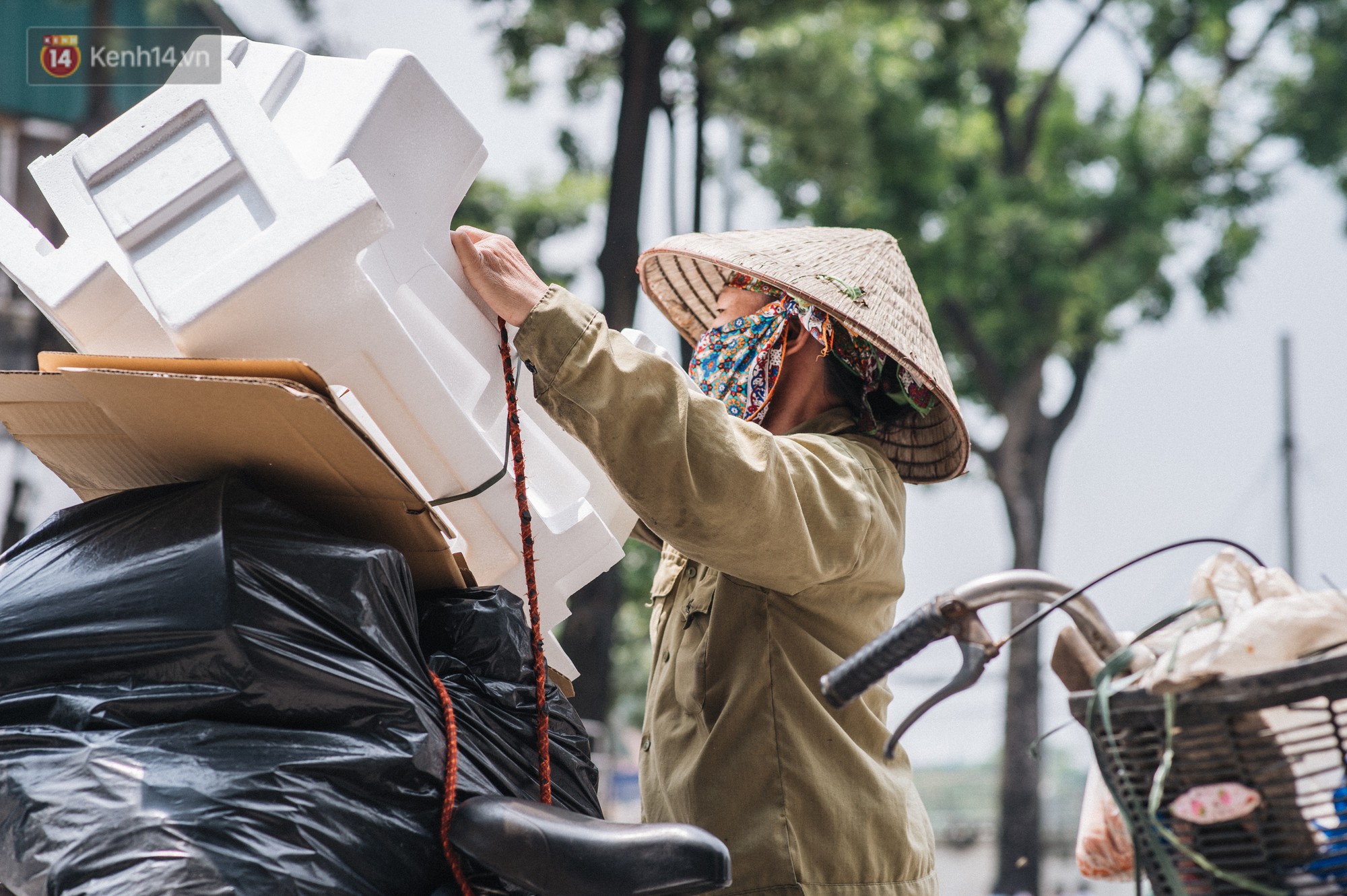 Một ngày đạp xe nhặt rác của người mẹ nghèo nuôi 3 cô con gái đỗ Đại học