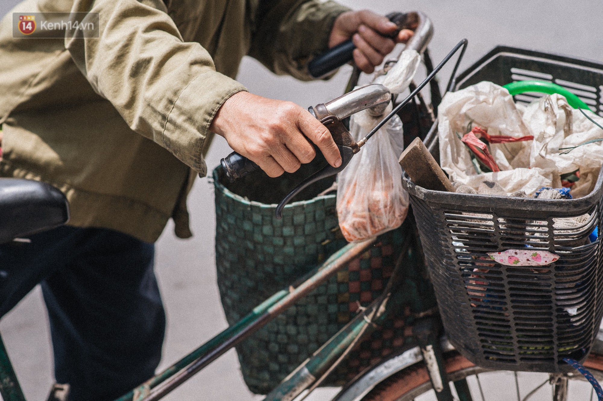 Một ngày đạp xe nhặt rác của người mẹ nghèo nuôi 3 cô con gái đỗ Đại học