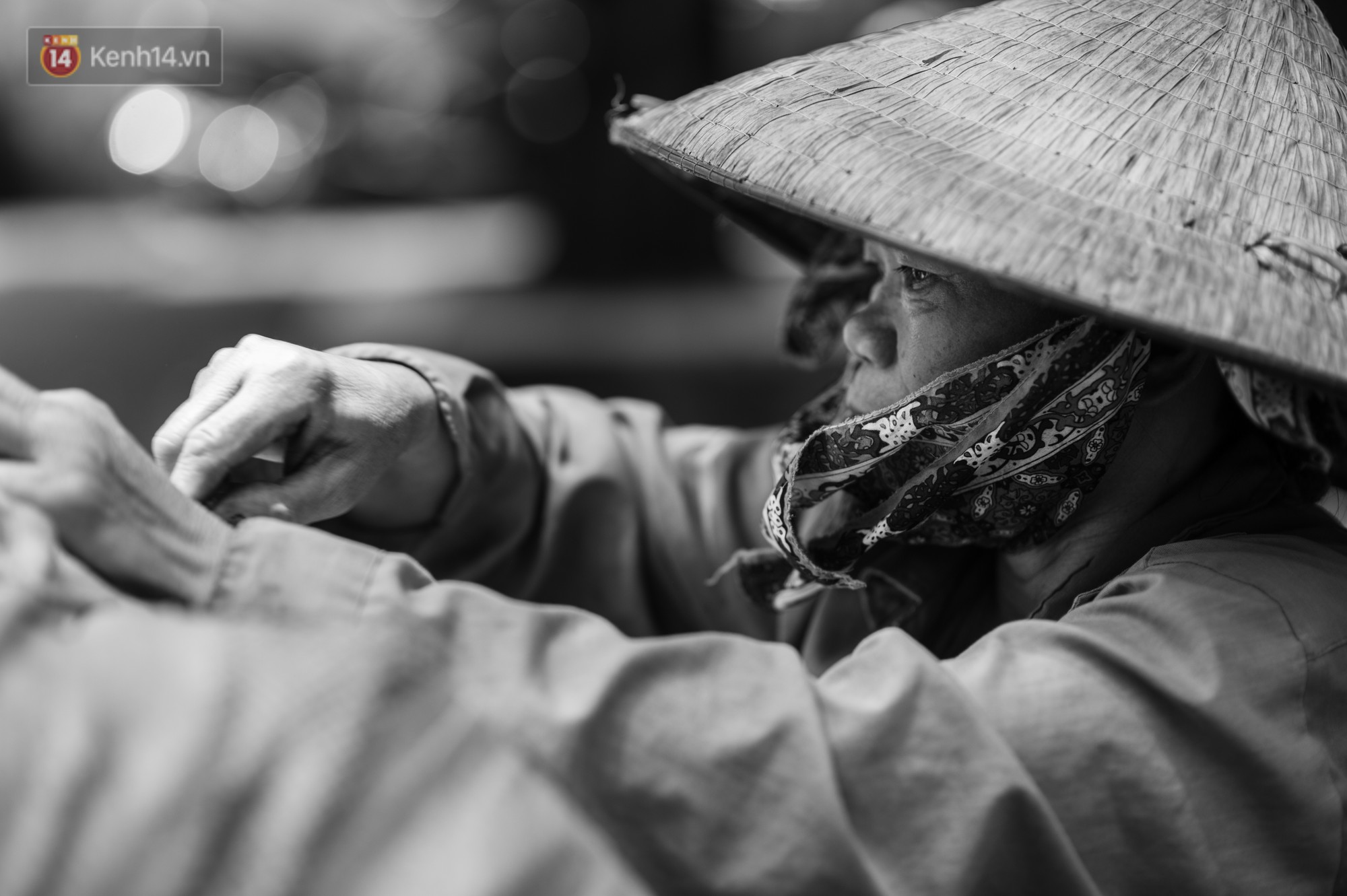 Một ngày đạp xe nhặt rác của người mẹ nghèo nuôi 3 cô con gái đỗ Đại học