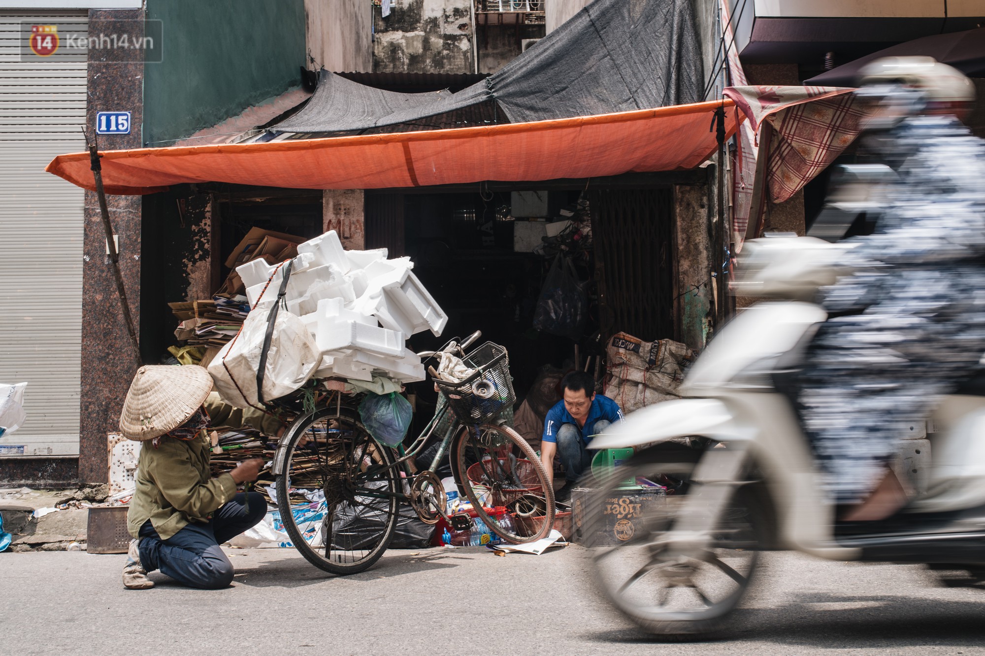 Một ngày đạp xe nhặt rác của người mẹ nghèo nuôi 3 cô con gái đỗ Đại học