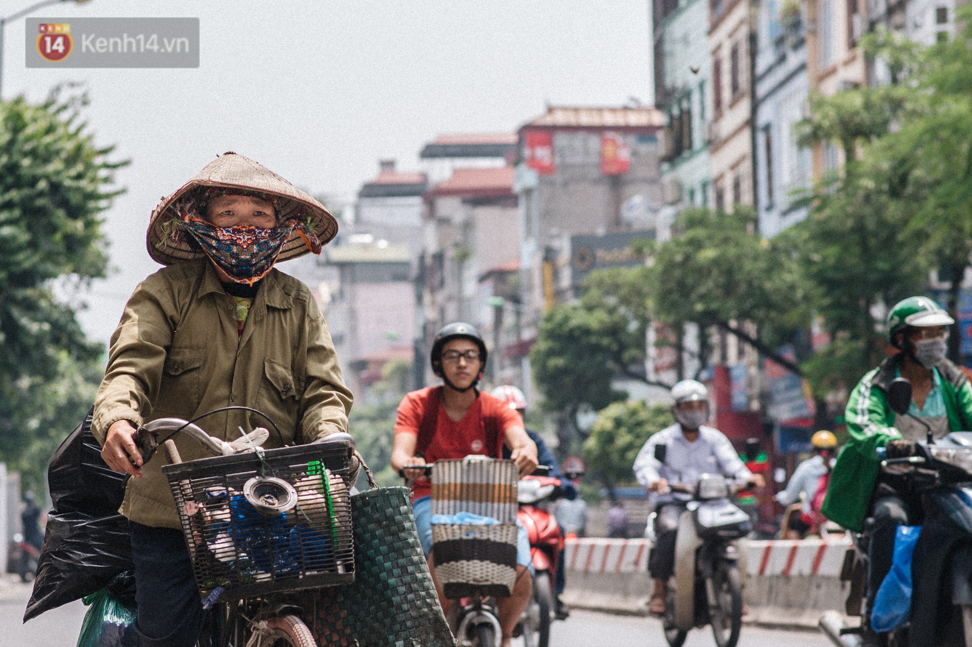 Một ngày đạp xe nhặt rác của người mẹ nghèo nuôi 3 cô con gái đỗ Đại học
