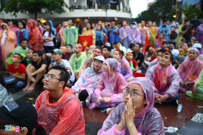 Hàng triệu cổ động viên lặng người sau loạt penalty cân não