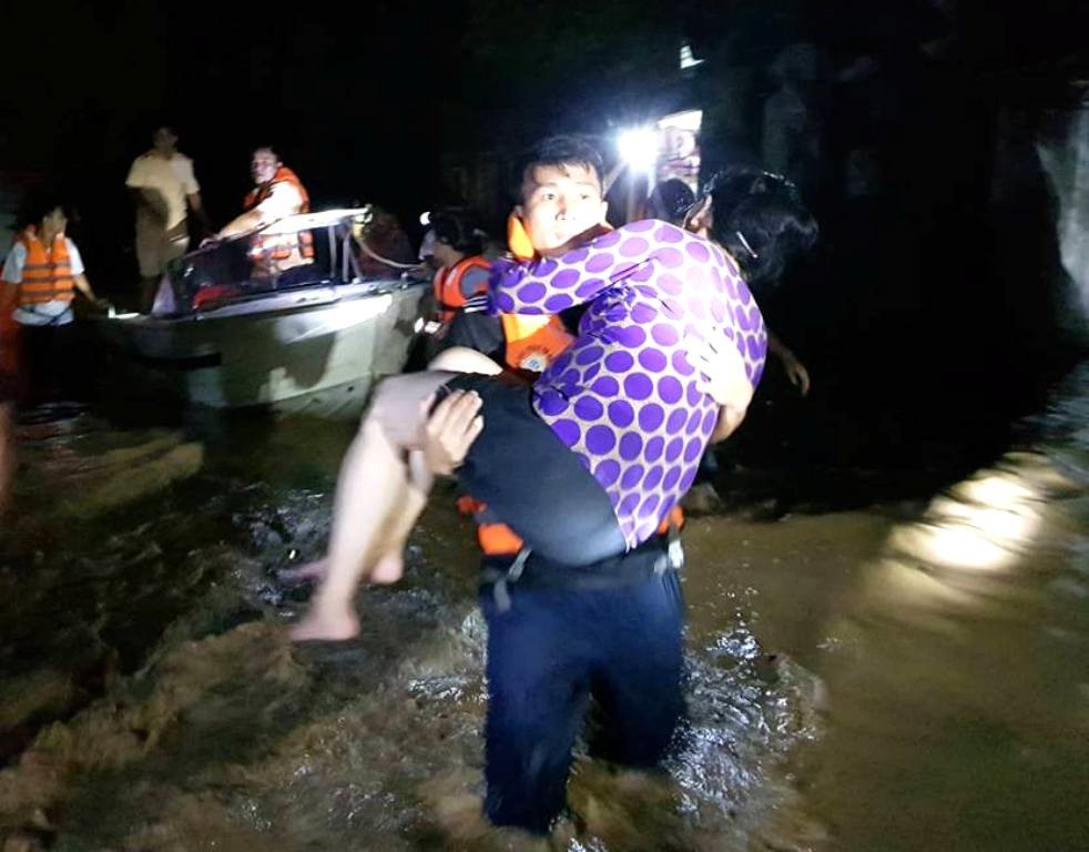 Thanh Hóa: Cảnh sát cứu hộ, cứu nạn ăn tạm bánh mì trắng đêm giải cứu người dân mắc kẹt trong rốn lũ