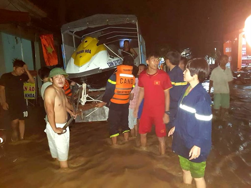 Thanh Hóa: Cảnh sát cứu hộ, cứu nạn ăn tạm bánh mì trắng đêm giải cứu người dân mắc kẹt trong rốn lũ