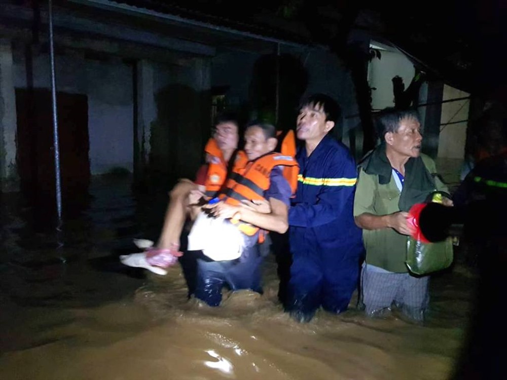 Thanh Hóa: Cảnh sát cứu hộ, cứu nạn ăn tạm bánh mì trắng đêm giải cứu người dân mắc kẹt trong rốn lũ