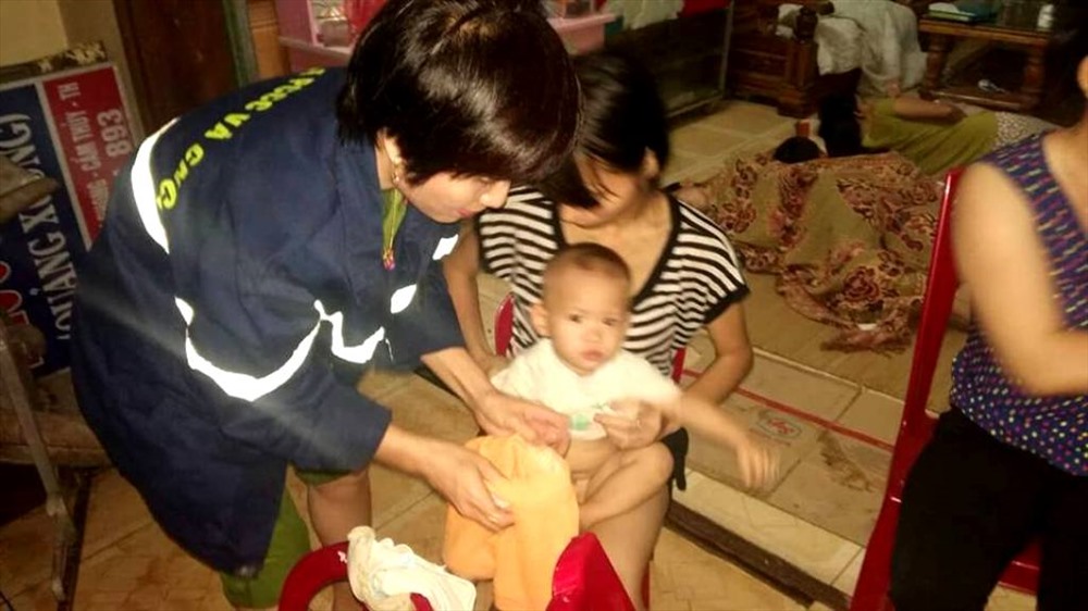 Thanh Hóa: Cảnh sát cứu hộ, cứu nạn ăn tạm bánh mì trắng đêm giải cứu người dân mắc kẹt trong rốn lũ