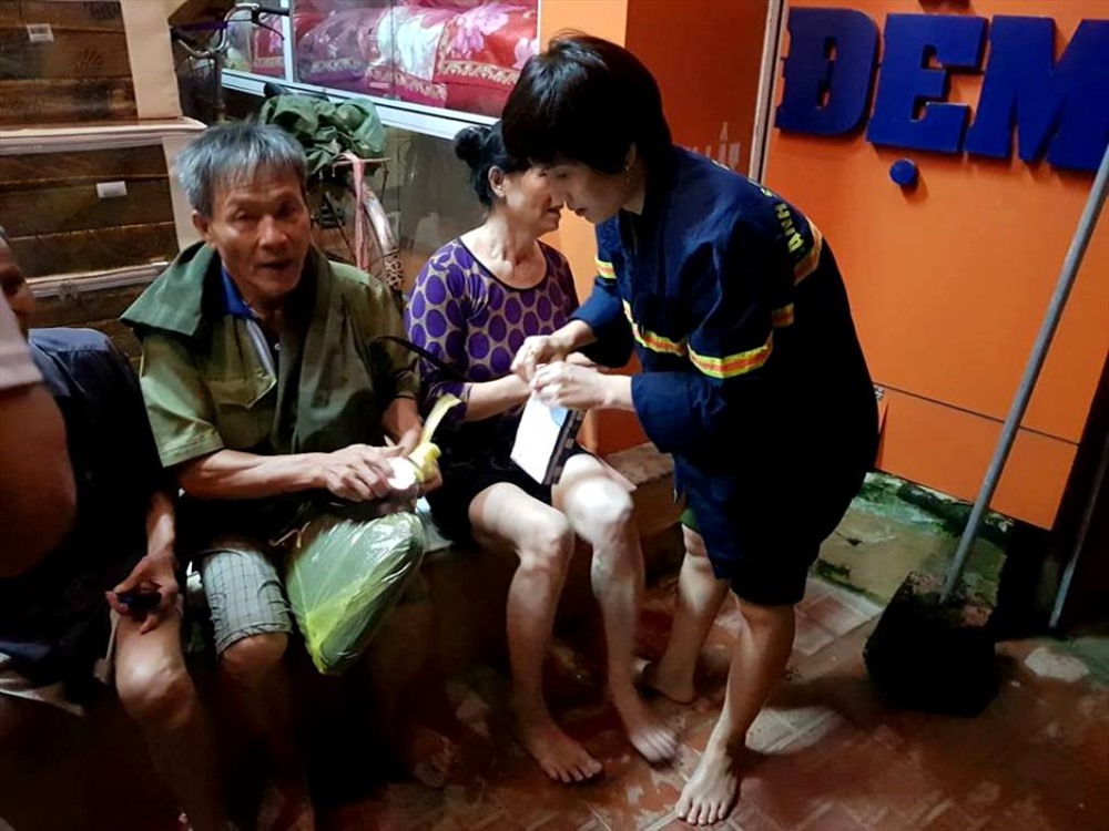 Thanh Hóa: Cảnh sát cứu hộ, cứu nạn ăn tạm bánh mì trắng đêm giải cứu người dân mắc kẹt trong rốn lũ