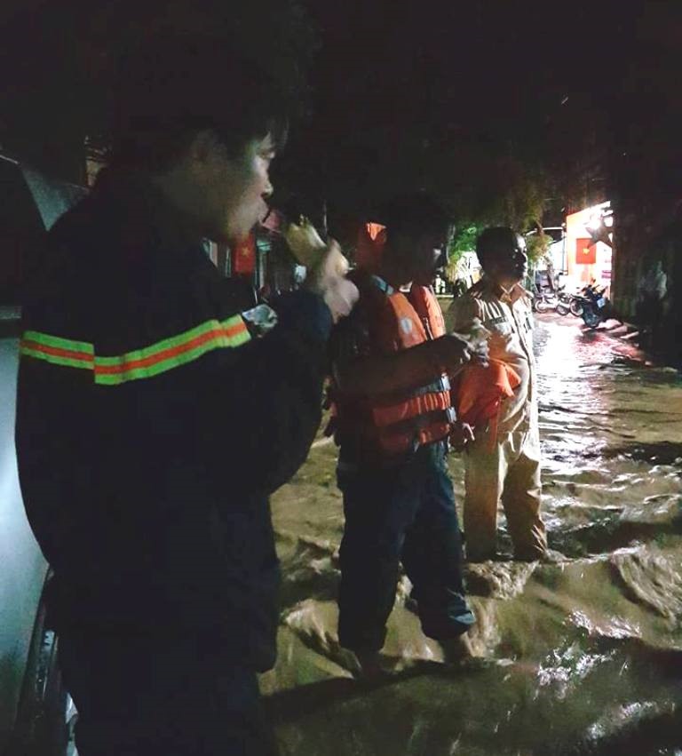 Thanh Hóa: Cảnh sát cứu hộ, cứu nạn ăn tạm bánh mì trắng đêm giải cứu người dân mắc kẹt trong rốn lũ
