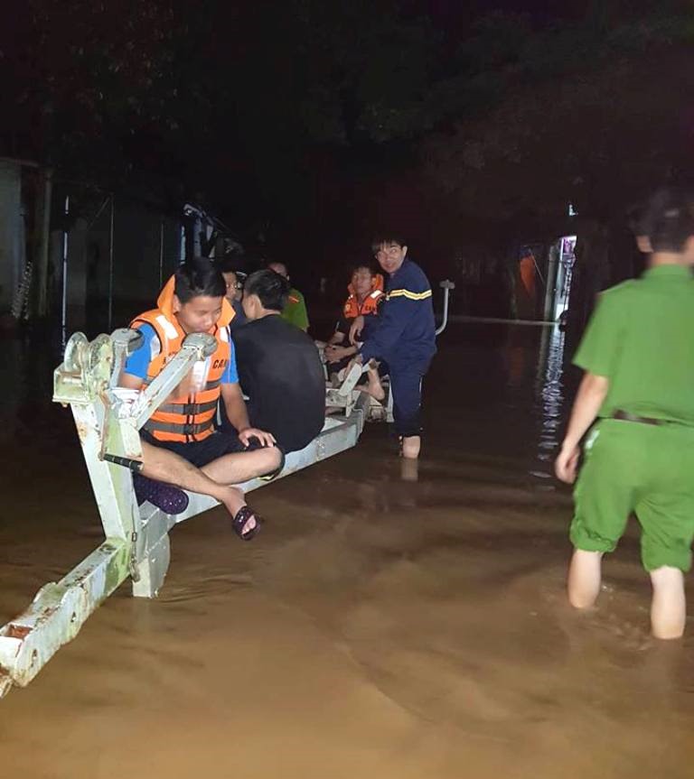 Thanh Hóa: Cảnh sát cứu hộ, cứu nạn ăn tạm bánh mì trắng đêm giải cứu người dân mắc kẹt trong rốn lũ