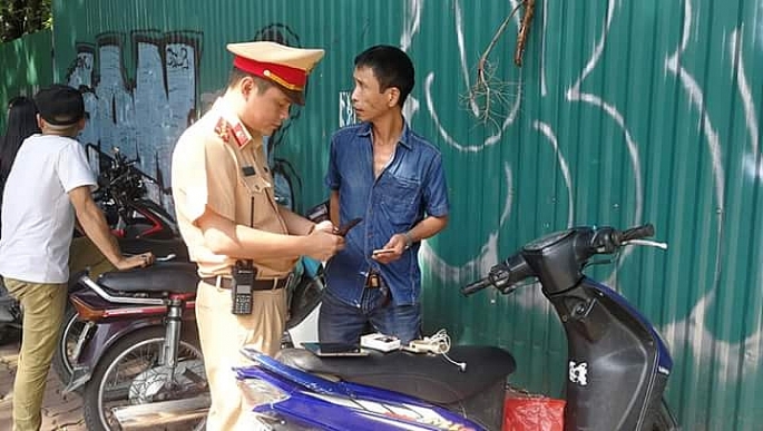 Hà Nội: Bắt giữ người đàn ông điều khiển xe máy gắn biển số “lạ