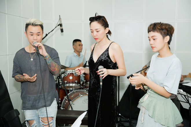 Chung kết The Voice: Bộ tứ HLV hoà giọng, hình ảnh đội tuyển Olympic bóng đá Việt Nam rực đỏ sân khấu