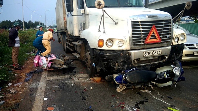 Dừng chờ đèn đỏ, hai xe máy bị container tông, cuốn vào gầm