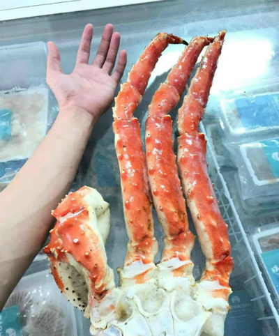 Chân cua hoàng đế dài hơn nửa mét giá vài triệu đồng một bộ