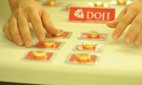 Giá vàng hôm nay 2/9: Giảm trước áp lực của USD