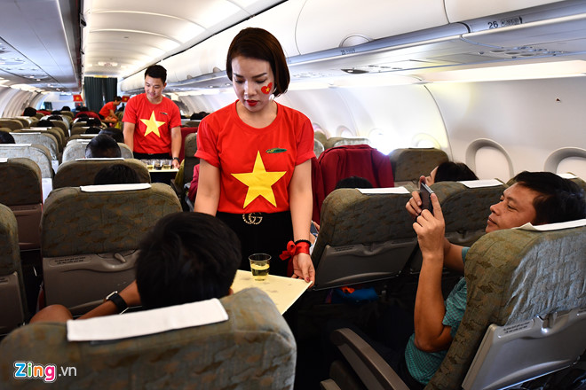 Video: Cầu thủ đội Olympic Việt Nam hát Quốc ca trên máy bay