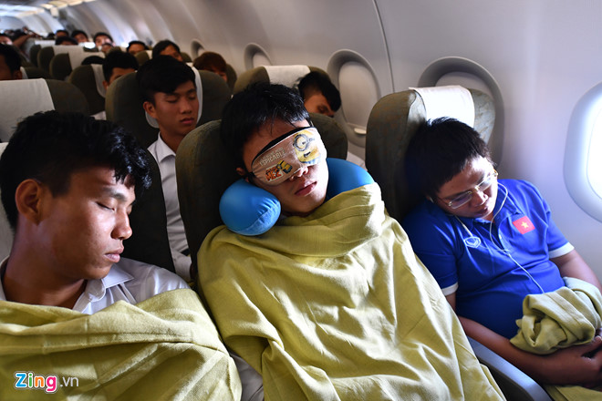 Video: Cầu thủ đội Olympic Việt Nam hát Quốc ca trên máy bay