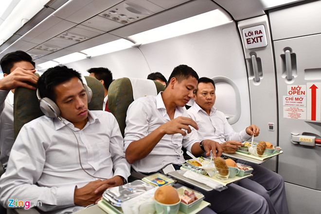 Video: Cầu thủ đội Olympic Việt Nam hát Quốc ca trên máy bay