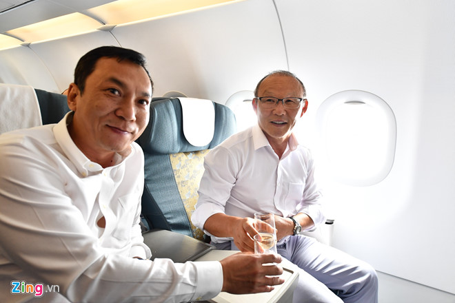 Video: Cầu thủ đội Olympic Việt Nam hát Quốc ca trên máy bay