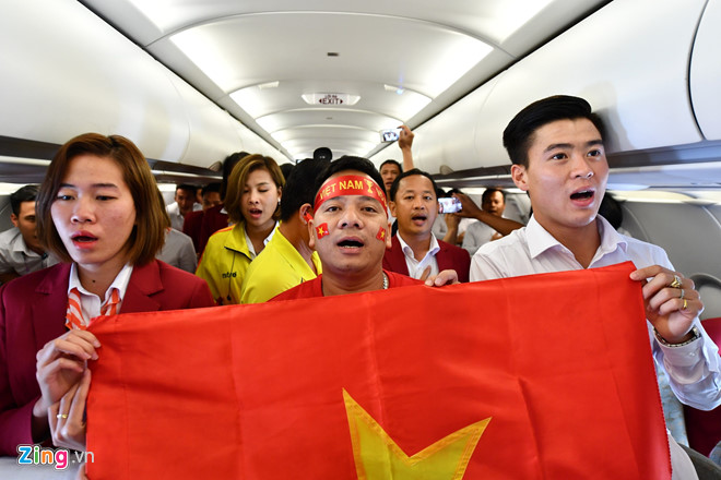 Video: Cầu thủ đội Olympic Việt Nam hát Quốc ca trên máy bay