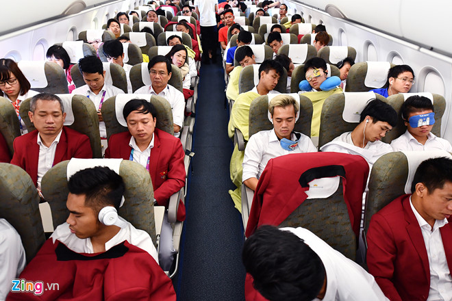 Video: Cầu thủ đội Olympic Việt Nam hát Quốc ca trên máy bay