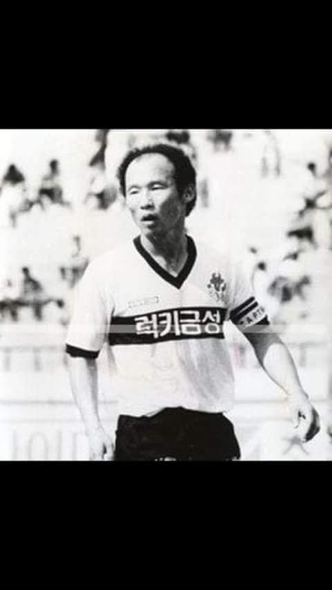 Vô tình phát hiện ra ảnh HLV Park Hang- seo thời trẻ, ai cũng giật mình vì hoàng tử mắt hí Xuân Trường quá giống thầy