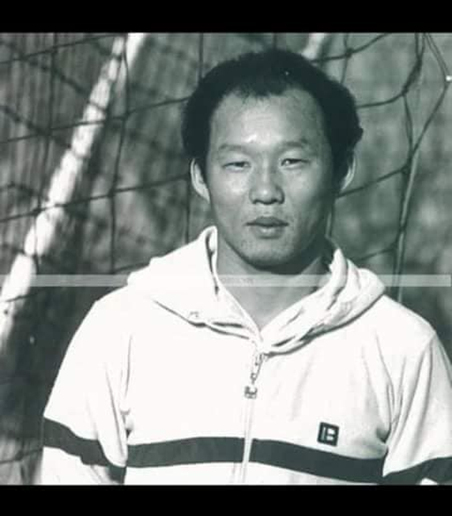 Vô tình phát hiện ra ảnh HLV Park Hang- seo thời trẻ, ai cũng giật mình vì hoàng tử mắt hí Xuân Trường quá giống thầy