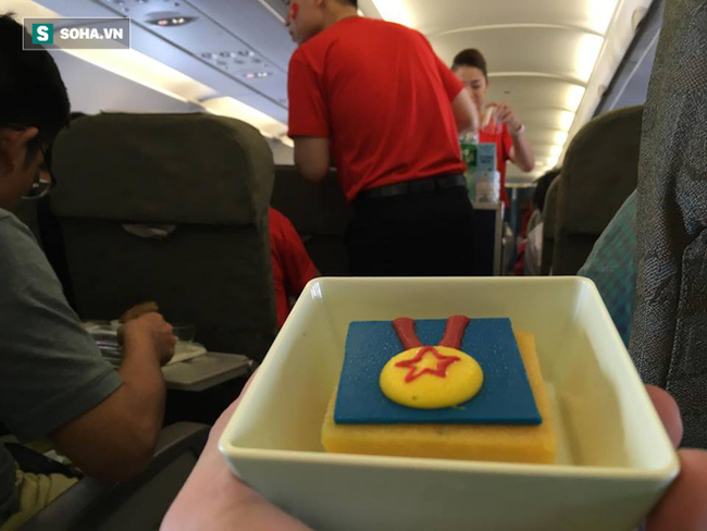 U23 Việt Nam nhận món quà đặc biệt trên chuyến bay về nước