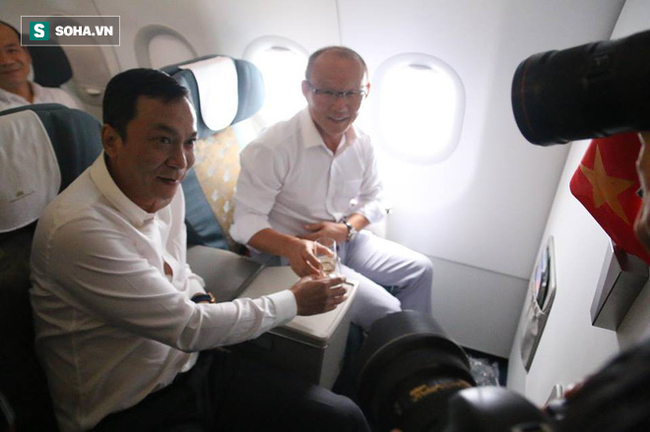 U23 Việt Nam nhận món quà đặc biệt trên chuyến bay về nước