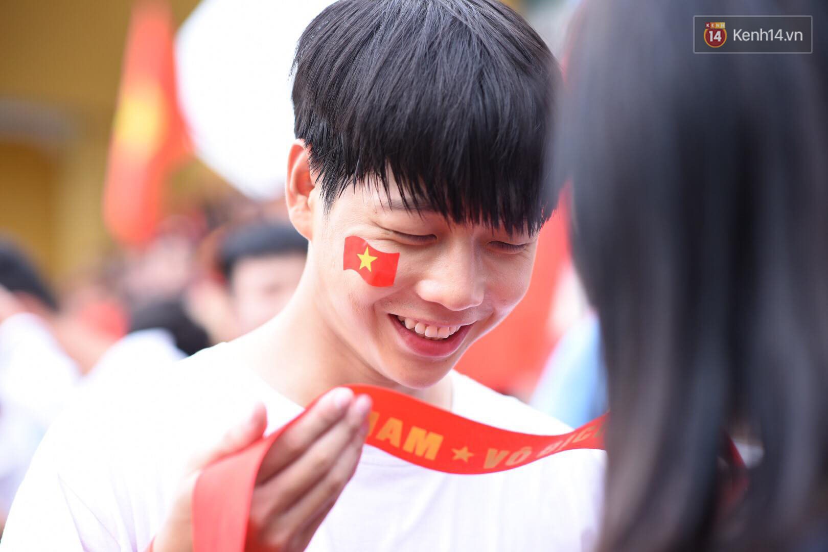 Hot boy trường Y gây chú ý khi xuất hiện trên khán đài cổ vũ Olympic Việt Nam cùng một cô gái lạ