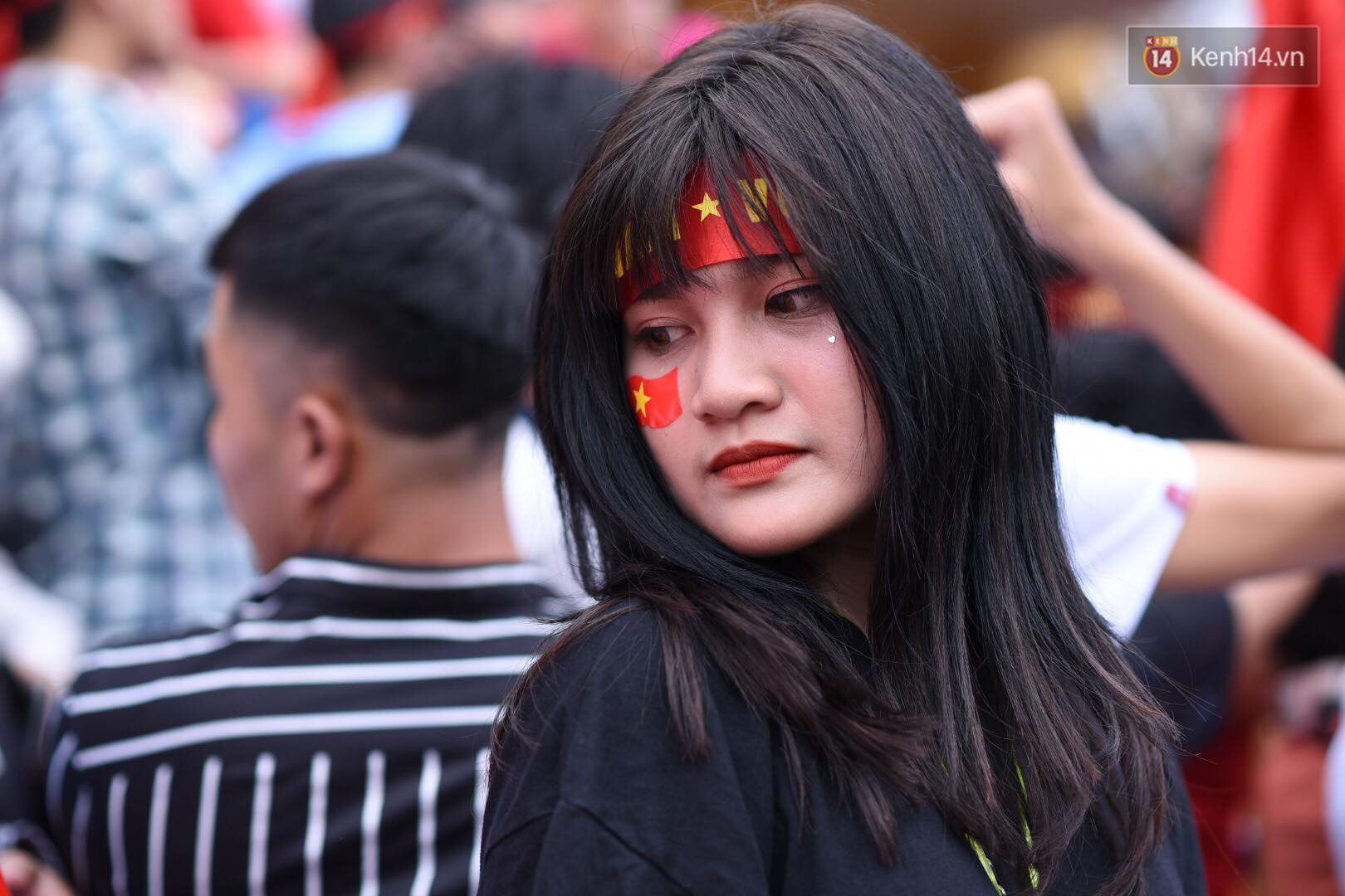 Hot boy trường Y gây chú ý khi xuất hiện trên khán đài cổ vũ Olympic Việt Nam cùng một cô gái lạ