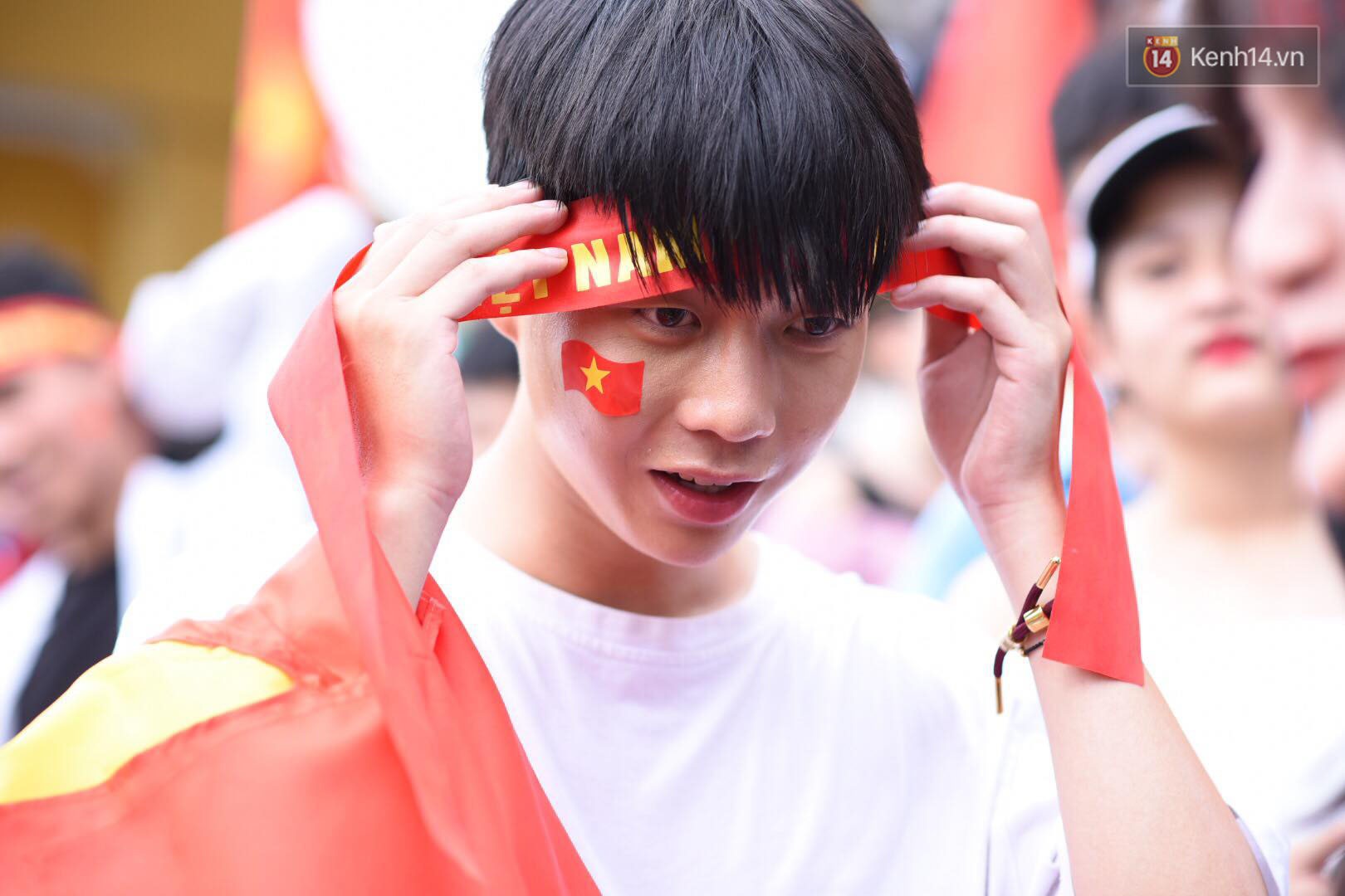 Hot boy trường Y gây chú ý khi xuất hiện trên khán đài cổ vũ Olympic Việt Nam cùng một cô gái lạ