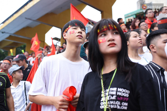 Hot boy trường Y gây chú ý khi xuất hiện trên khán đài cổ vũ Olympic Việt Nam cùng một cô gái lạ