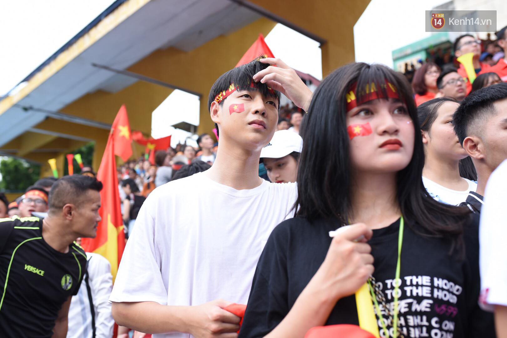 Hot boy trường Y gây chú ý khi xuất hiện trên khán đài cổ vũ Olympic Việt Nam cùng một cô gái lạ