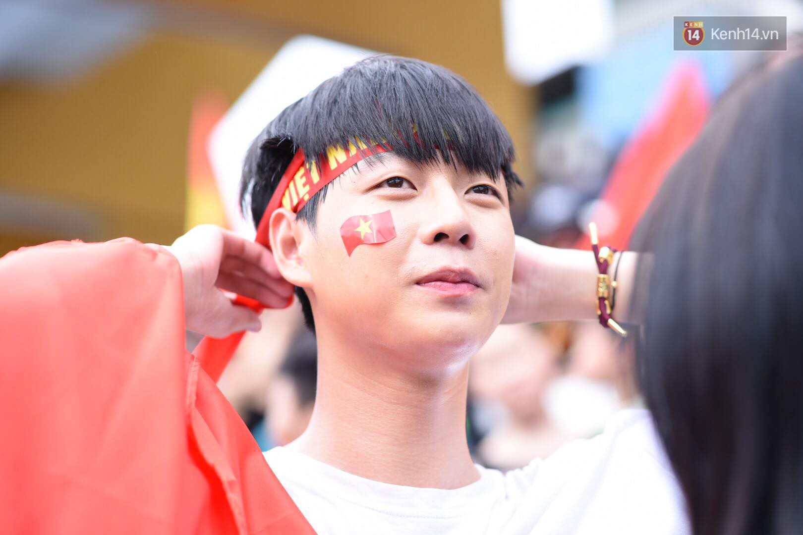 Hot boy trường Y gây chú ý khi xuất hiện trên khán đài cổ vũ Olympic Việt Nam cùng một cô gái lạ