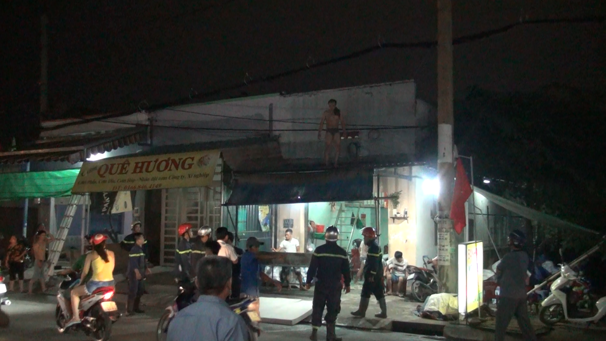 Người đàn ông nghi ngáo đá dùng kéo uy hiếp người thân, leo lên mái nhà cố thủ