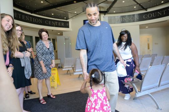 Ngồi tù oan 17 năm vì quá giống tội phạm, người đàn ông đòi bồi thường 23,5 tỷ