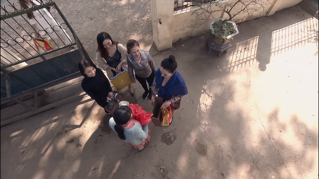 Quỳnh Búp Bê tập 7: Khán giả xúc động với khoảnh khắc ấm lòng dàn gái ngành xúng xính quà cáp về quê ăn Tết