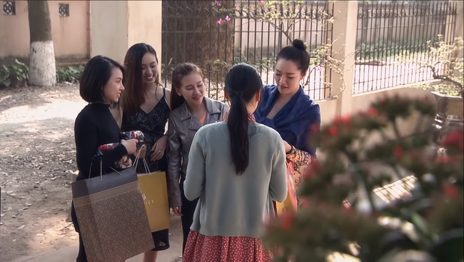 Quỳnh Búp Bê tập 7: Khán giả xúc động với khoảnh khắc ấm lòng dàn gái ngành xúng xính quà cáp về quê ăn Tết