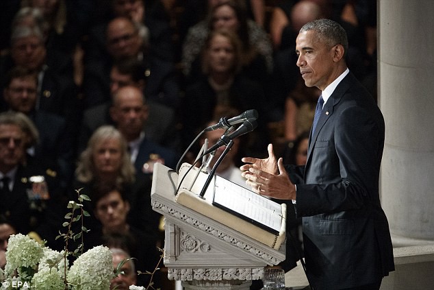 Hành động ngọt ngào của ông Bush tới bà Michelle Obama tại lễ tang thượng nghị sĩ McCain khiến cư dân mạng thích thú