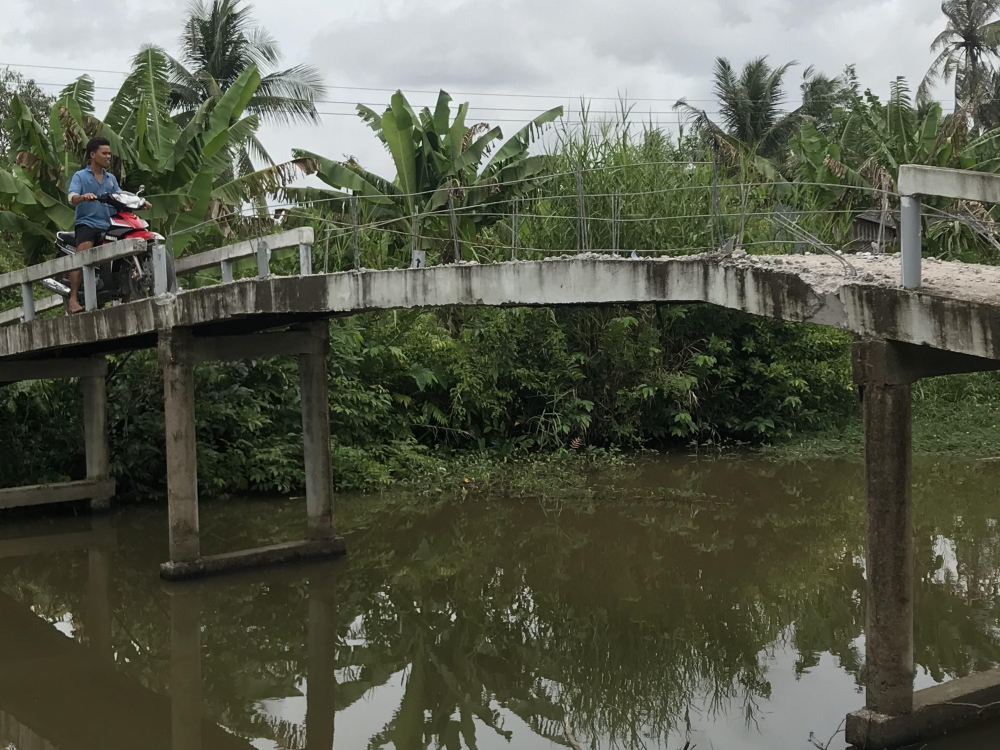 Nửa đêm, người đàn ông dẫn con trai và cháu nội đi đập phá cầu từ thiện